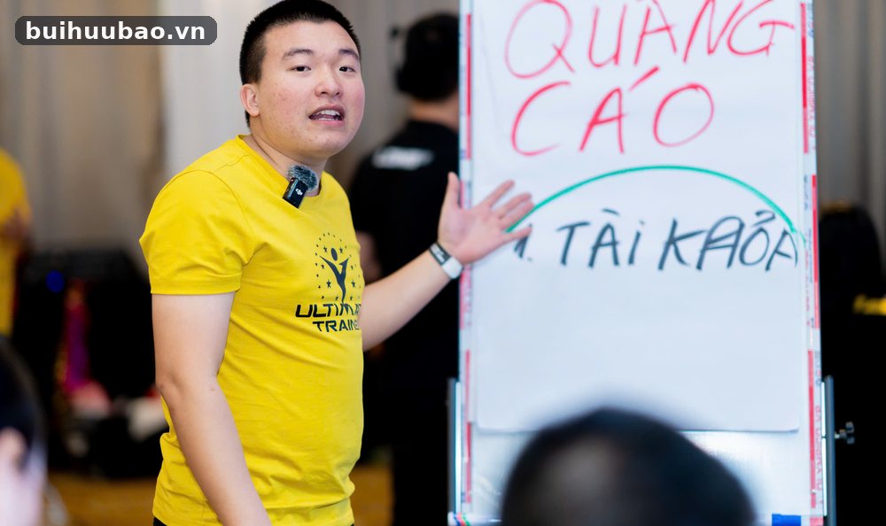 Bùi Hữu Bảo hướng dẫn học viên chạy quảng cáo trên màn hình
