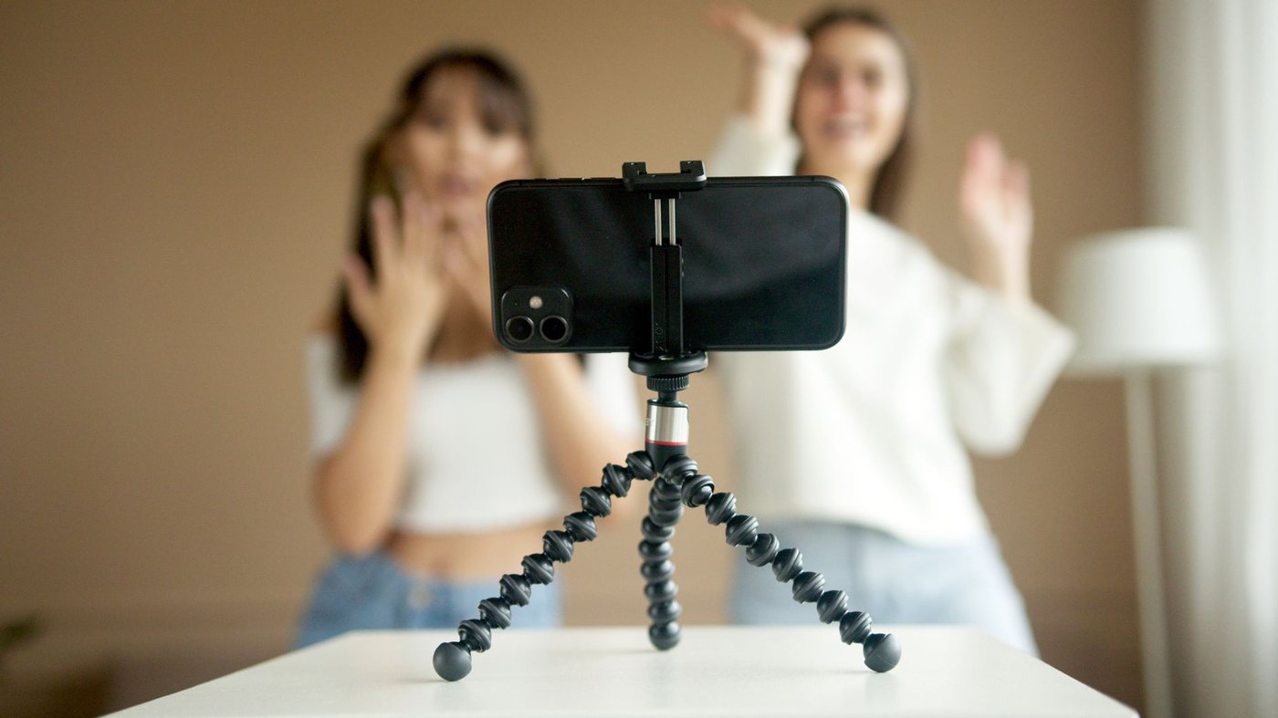 Người bán hàng quay video sản phẩm bằng điện thoại đặt trên chân máy